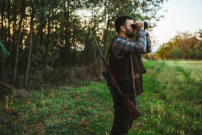 hunter using Rangefinder Binoculars